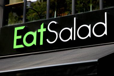 Paris Fransa Temmuz 08, 2023 Ye Salatası müşterilerin salatalarını sipariş edebilecekleri özel bir salata servisidir.