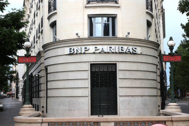 Paris Fransa 8 Temmuz 2023BNP Paribas, uluslararası banka ve finans hizmetleri holding şirketidir. 2000 yılında Banque National de Paris ve Paribas 'ın birleşmesiyle kurulmuştur.