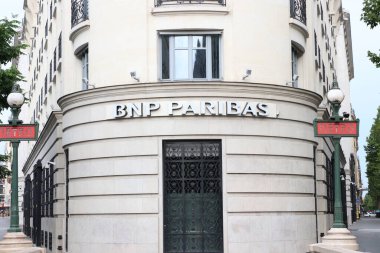 Paris Fransa 8 Temmuz 2023BNP Paribas, uluslararası banka ve finans hizmetleri holding şirketidir. 2000 yılında Banque National de Paris ve Paribas 'ın birleşmesiyle kurulmuştur.