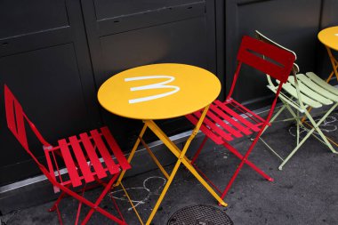 Paris Fransa 8 Temmuz 2023 McDonalds Restoran Masası ve McDonalds logosu olan sandalyeler