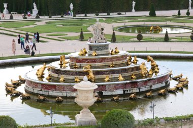 Paris Fransa 12 Temmuz 2023 Versay Bahçesi 'nde altın kurbağa süsüsüyle süslenmiş..