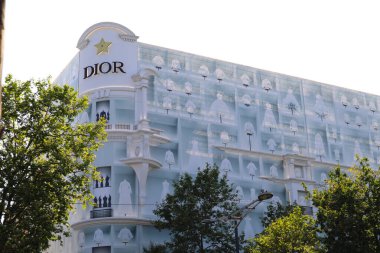 Paris Fransa Temmuz 08, 2023 Şanzelize Hıristiyan Dior İçişleri Bakanlığı.