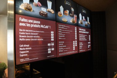 Paris Fransa Temmuz 08, 2023 Seçici Menü öğeleri Orta Paris 'teki McDonalds' da elektronik büfede.