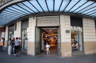 Paris Fransa 9 Temmuz 2023 Galerisi Lafayette Haussmann bir amiral gemisidir ve Paris 'teki en iyi alışveriş merkezlerinden biri olarak bilinir. Başrolde Christian Louboutin ayakkabı tanıtımı.