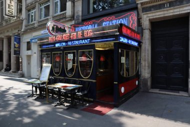 Paris Fransa 8 Temmuz 2023 Victoria İstasyonu Pizza Lokantası menülerinde çeşitli lezzetli pizza ve makarna seçenekleri sunar..