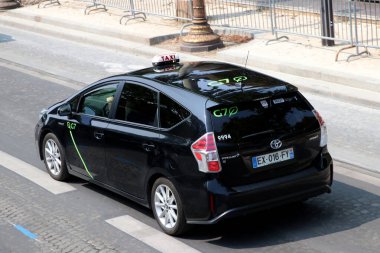 Paris Fransa Temmuz 08, 2023 Paris Taksi şehrin etrafında toplu taşıma araçlarından sadece biri..