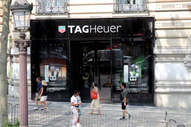 Paris Fransa Temmuz 08, 202 Champ-Elysees Tag Heuer Mağazası Lafayette Galerisi.