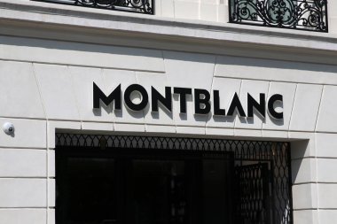 Paris Fransa Temmuz 08, 2023 Champs Elysees Montblanc Mağazası. Lüks şatafatlı dolma kalemleriyle bilinir..