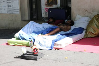 Paris Fransa 11 Temmuz 2023 Sokakta uyuyan evsiz Parisliler bunun küresel bir kriz olduğunu gösteriyor..