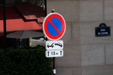 Paris Fransa 12 Temmuz 2023 Çekiş Uzağı işaretleri şehrin dışına doğru.