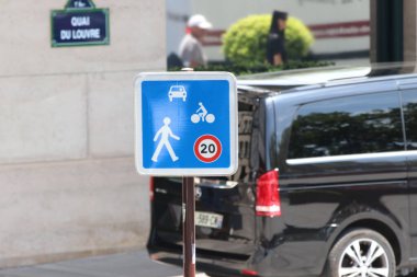 Paris Fransa 12 Temmuz 2023 Trafik ve yayalar şehrin dışına doğru işaret veriyor.
