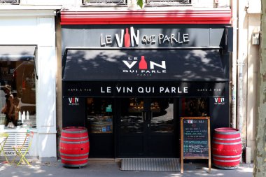 Paris Fransa 11 Temmuz 2023 Levin Qui Parle bir Fransız şarap dükkânı çevrimiçi bir perakendeci..