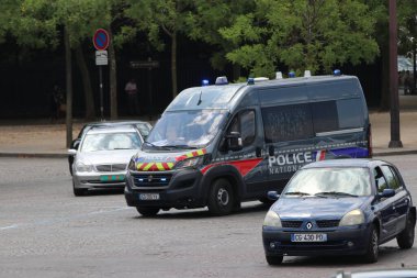 Paris Fransa 10 Temmuz 2023 Paris Polis Karavanı öğlen trafiğinde.