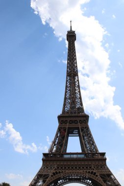 Paris Fransa 8 Temmuz 2023 Eiffel Kulesi Fransa 'nın başkenti Paris' te bulunan Champ de Mars 'ta bulunan demirden bir kafes kulesidir. Adını, şirketi tarafından tasarlanan ve inşa edilen mühendis Gustave Eiffel 'den almıştır..