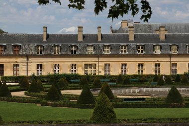 Paris Fransa 9 Temmuz 2023 Cafe Le Dome, Fransa 'nın en popüler şehirlerinden birini ziyaret eden turistler ve yerel Parisliler için çeşitli şarap ve içki çeşitleri sunuyor..