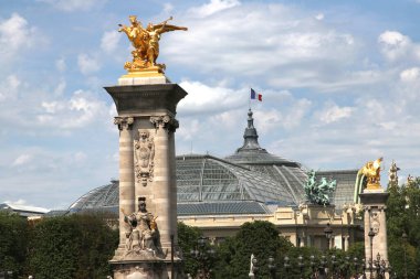 Paris Fransa 10 Temmuz 2023 Pont Alexandre III Paris 'in en güzel köprülerinden biridir. 1896' da başlayan ve 1900 'de Dünya Fuarı' nda sona eren yapı..