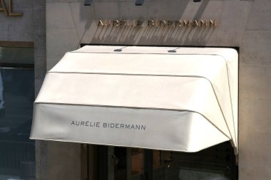 Paris Fransa 10 Temmuz 2023 Paris mücevher ve kostüm tasarımcısı Aurelie Bidermann Mağazası.