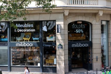 Paris Fransa 12 Temmuz 23023 Miliboo, Parisli üst düzey mobilya perakendecisi..