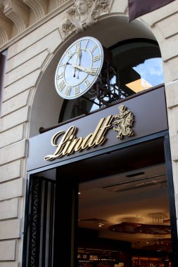 Paris Fransa 11 Temmuz 2023 Lindt Çikolata Dükkanı.