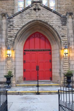 Columbus Ohio 5 Ocak 2025 Pentacostal Kilisesi 'nin kırmızı ön kapısı.