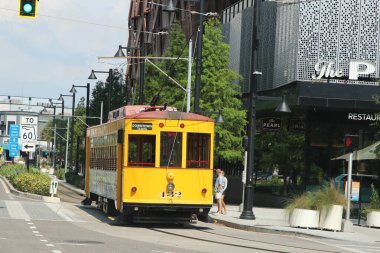 St. Petersburg Florida 'da. 15 Nisan 2024 Pearl restoranında sarı tramvay.