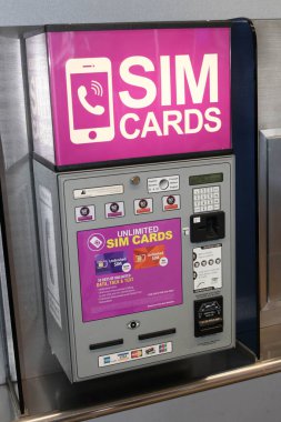 Chicago Illinois 31 Ekim 2021 Sim Card Kiosk Machine Satın alma konuşması, metin ve veri sim kartları .