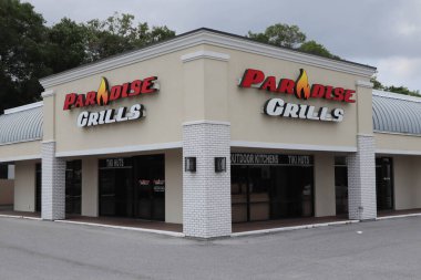 Tampa Florida 10 Nisan 2024 Paradis Izgara Mağaza önü çeşitli açık ızgaralar sergilenmektedir