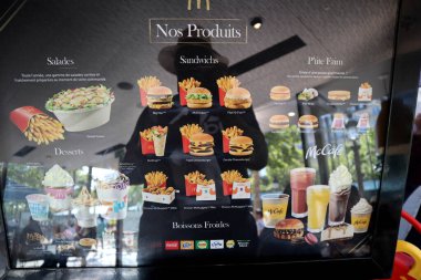 Paris Fransa Temmuz 08, 2023 Orta Paris 'teki McDonalds' da elektronik büfede seçici menü öğeleri.