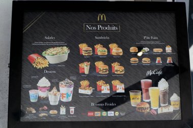 Paris Fransa Temmuz 08, 2023 Orta Paris 'teki McDonalds' da elektronik büfede seçici menü öğeleri.