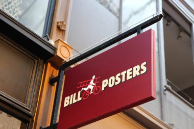 Paris Fransa Temmuz 08, 2023 Bill Posterleri,% 100 pamuk ve selüloz kağıtlar üzerine el yapımı atölyedeki vintage posterlerin çok kaliteli bir kopyasını üretiyor.