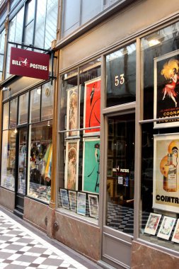 Paris Fransa Temmuz 08, 2023 Bill Posterleri,% 100 pamuk ve selüloz kağıtlar üzerine el yapımı atölyedeki vintage posterlerin çok kaliteli bir kopyasını üretiyor.