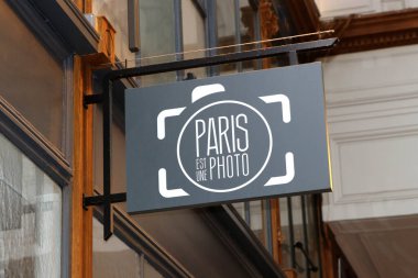 Paris Fransa 8 Temmuz 2023 Paris Fotoğraf Dükkanı ünlü siyah beyaz fotoğraflar sergiliyor.