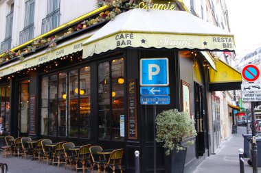 Paris Fransa Temmuz 09, 2024 Mamie Paris 'te açık hava koltukları olan popüler bir bar..