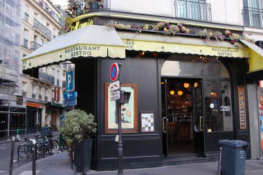 Paris Fransa Temmuz 09, 2024 Mamie Paris 'te açık hava koltukları olan popüler bir bar..