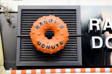 Paris Fransa Temmuz 09, 2024 Parlak Turuncu Randy 's Donut tabelası..