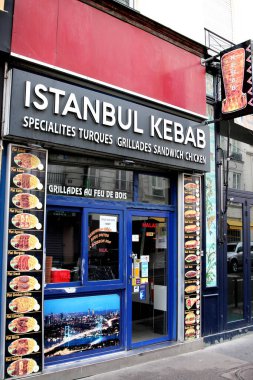 Paris Fransa 9 Temmuz 2023, İstanbul Kebap Caral Paris 'te çeşitli kebap ve içecekler mevcuttur.