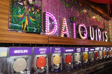 New Orleans Los Angeles 14 Şubat 2025 Bourbon Caddesi 'ndeki Donmuş Daiquiri Bar New Orleans' ın Fransız Mahallesi.