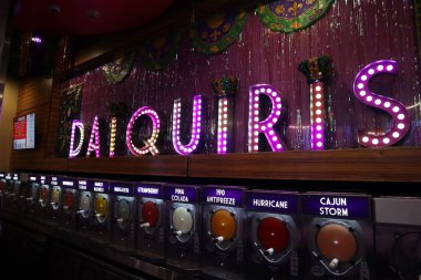 New Orleans Los Angeles 14 Şubat 2025 Bourbon Caddesi 'ndeki Donmuş Daiquiri Bar New Orleans' ın Fransız Mahallesi.