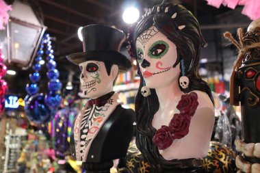 New Orleans Los Angeles 14 Şubat 2025 Ölülerin Renkli Günü Bourbon Caddesi 'ndeki bir New Orleans mağazasında sergilendi.