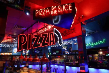 New Orleans 14 Şubat 2025 Parlak neon tabelalar New Orleans Fransız Mahallesi 'nde hareketli bir pizza lokantasını aydınlatıyor. 