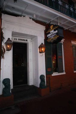 Mardi Gras şenlikleri sırasında New Orleans Fransız Mahallesi 'ndeki Bourbon Caddesi' ndeki İcra Kulübü 'nde akşam ortamı.