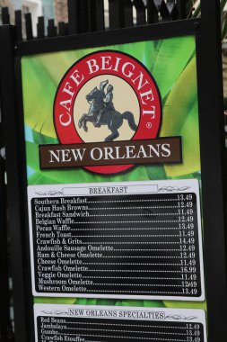 New Orleans LA 12 Şubat 2025 New Orleans Bourbon Caddesi 'ndeki Fransız Mahallesi' ndeki popüler Cafe Beignet 'te kahvaltı seçenekleri