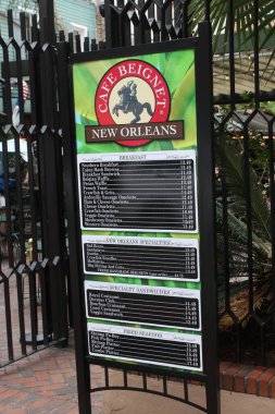 New Orleans LA 12 Şubat 2025 New Orleans Bourbon Caddesi 'ndeki Fransız Mahallesi' ndeki popüler Cafe Beignet 'te kahvaltı seçenekleri