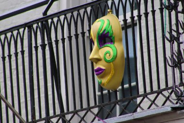 New Orleans Los Angeles 14 Şubat 2025Krewe dekorasyonları New Orleans 'taki Mardi Gras kutlamaları sırasında Fransız Mahallesi' nde bir balkon süslüyor.