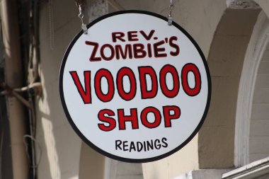 New Orleans Los Angeles 14 Şubat 2025Rev. New Orleans Bourbon Caddesi 'ndeki Zombi Vudu Dükkanı tabelası yerel mistisizm ve kültürün özünü yakalıyor..