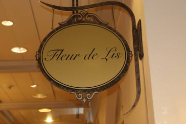 New Orleans Los Angeles 14 Şubat 2025 Mardi Gras kutlamaları sırasında Bourbon Caddesi 'ndeki bir kafede Fleur de Lis için imza.