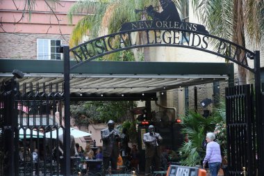New Orleans Los Angeles 14 Şubat 2025 Müzikal Efsaneler Parkı giriş tabelası Şubat 2025 'te Bourbon Caddesi' ndeki New Orleans 'a gelen ziyaretçileri karşılıyor.