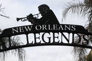 New Orleans Los Angeles 14 Şubat 2025 Müzikal Efsaneler Parkı giriş tabelası Şubat 2025 'te Bourbon Caddesi' ndeki New Orleans 'a gelen ziyaretçileri karşılıyor.
