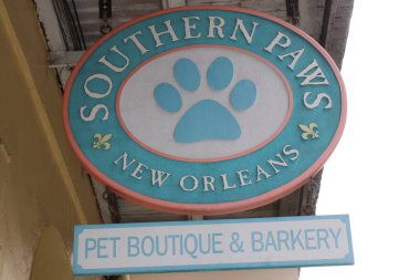 New Orleans. 14 Şubat 2025. Renkli Güney Paws. New Orleans Fransız Mahallesi 'ndeki evcil hayvan butiği tabelası..
