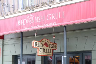 New Orleans. 14 Şubat 2025. Mardi Gras kutlamaları sırasında Bourbon Caddesi 'ndeki Red Fish Grill' de günlük deniz ürünleri yeme deneyimi.